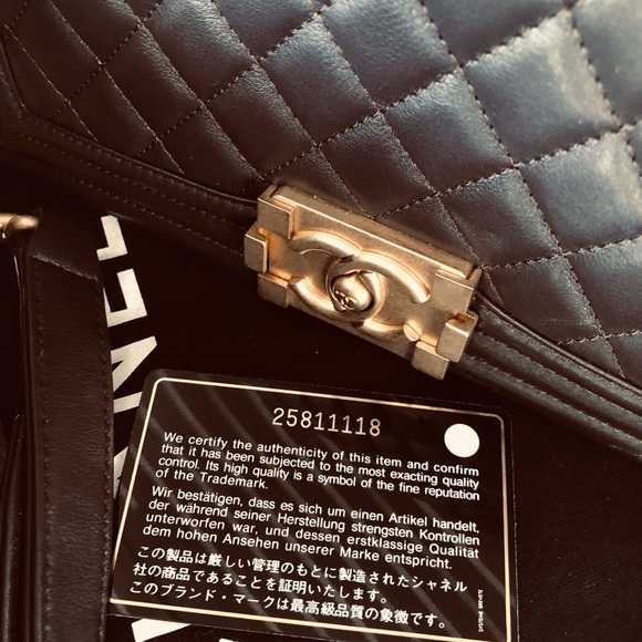 New CHANEL  Quilted Medium Boy Flap Shoulder Bag with Gold Chain. - Picture 6 of 13